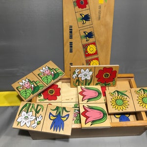 Wood domino flowers