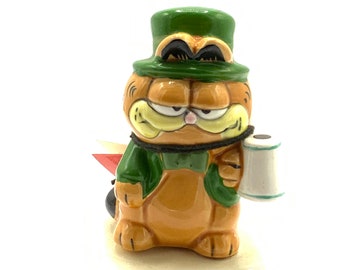 Gorgeous collectible and vintage  ceramic Garfield, Irish, green,  “we’re all Irish one day a year.