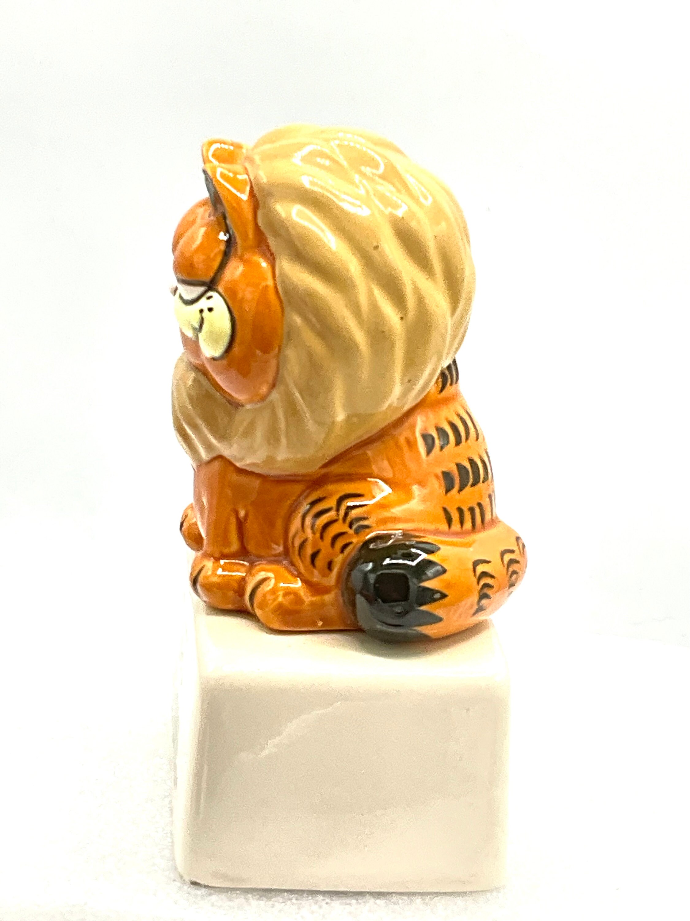 Gorgeous Collectible and Vintage Porcelain Garfield by
