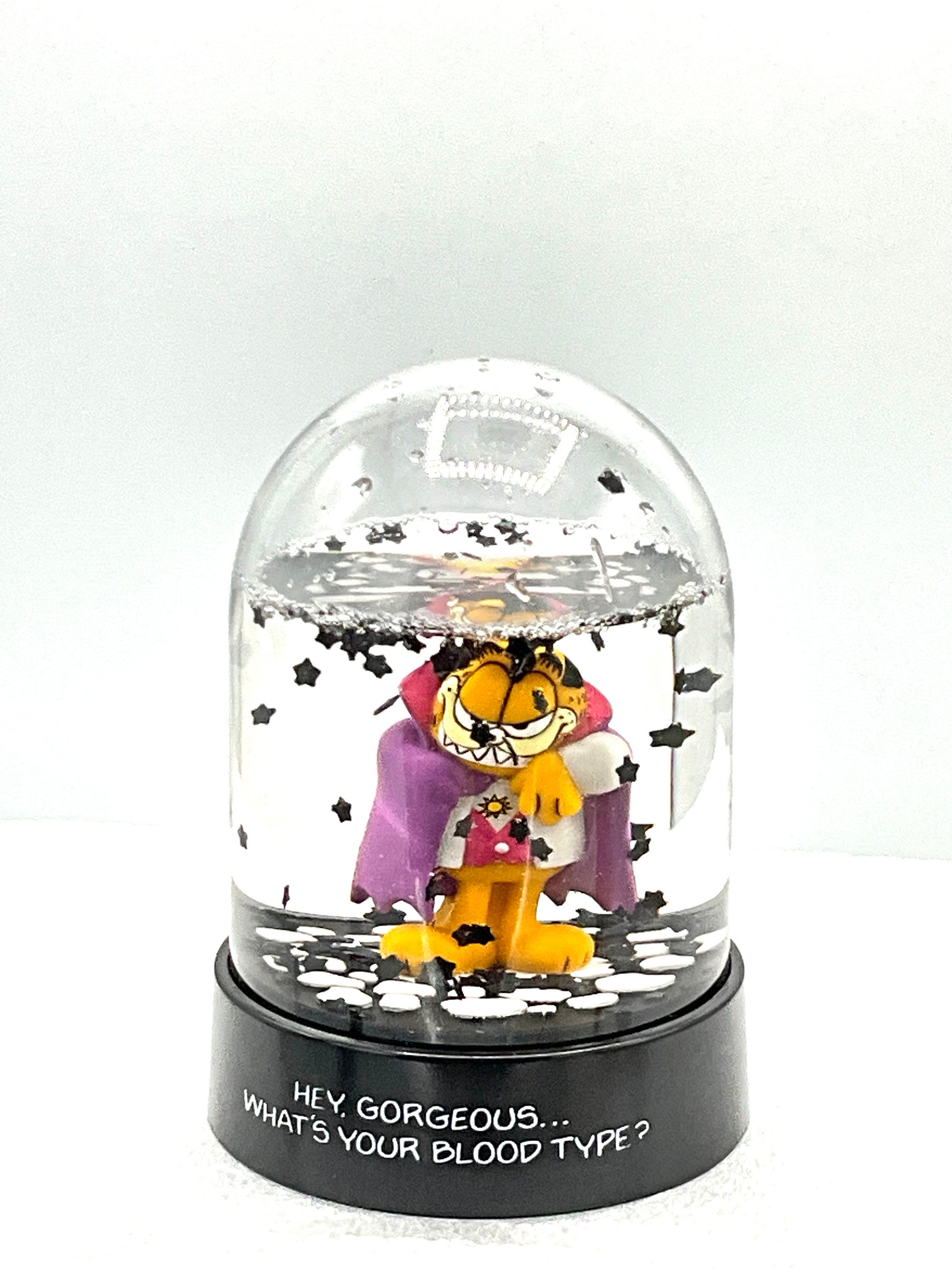 Gorgeous collectible and vintage Garfield snow waterdome, Dracula, “hey, gorgeous what’s your blood type”, vampire, globe dome.