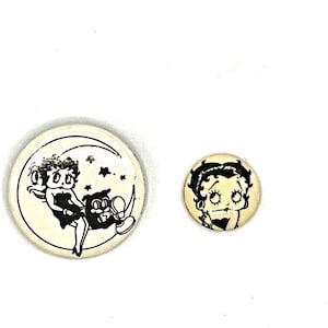 Gorgeous collectible and vintage Betty Boop pin/ brooch, round, white or black.