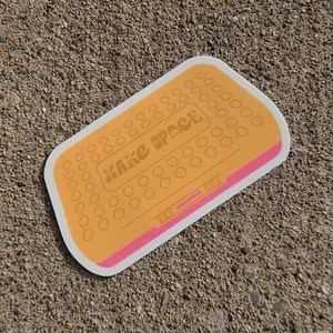 Sticker vinyle rétro MAKE SPACE - Sticker inspiré d'une trousse Spacemaker mignon des années 90, 2000, amusant autocollant orange de papeterie pour ordinateurs portables