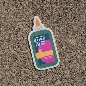 Sticker STICK TO IT: eigenzinnige nostalgiesticker uit de kindertijd, leuke sticker kunstles met witte lijm, waterdicht, je hebt deze laptopsticker