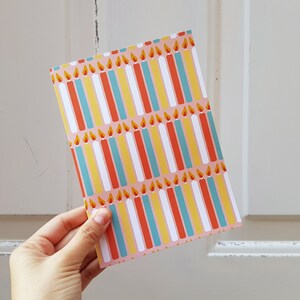 Carte de modèle de bougie d'anniversaire - cartes de voeux illustrées, joyeux anniversaire, cartes vierges, cartes mignonnes, art coloré, carte de voeux d'anniversaire amusante