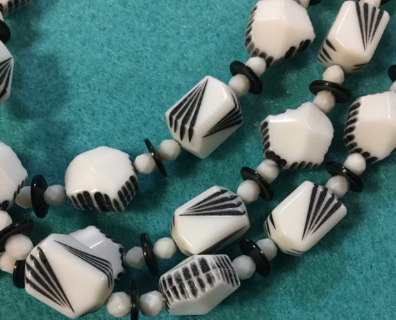 1960s Plastic Beaded Necklace/Black+White/Lucite-… - image 2