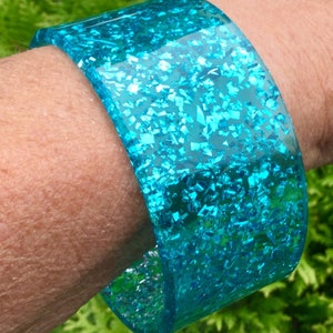 60s Blue Lucite Glitter Bangle-Bracelet-Cuff/Plastic-Acrylic/Silver Confetti/Blue-Aqua/Large-Wide/Vintage 1960s