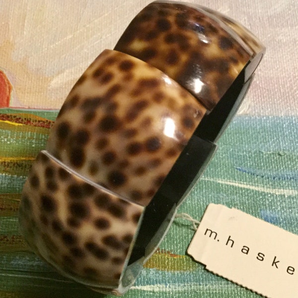 Miriam Haskell Bracelet-Bangle-Cuff/Stretch/Shell/NWT/Tiger Cowrie Seashell/Acrylic Laminate/Large 1”W/Vintage 1980s