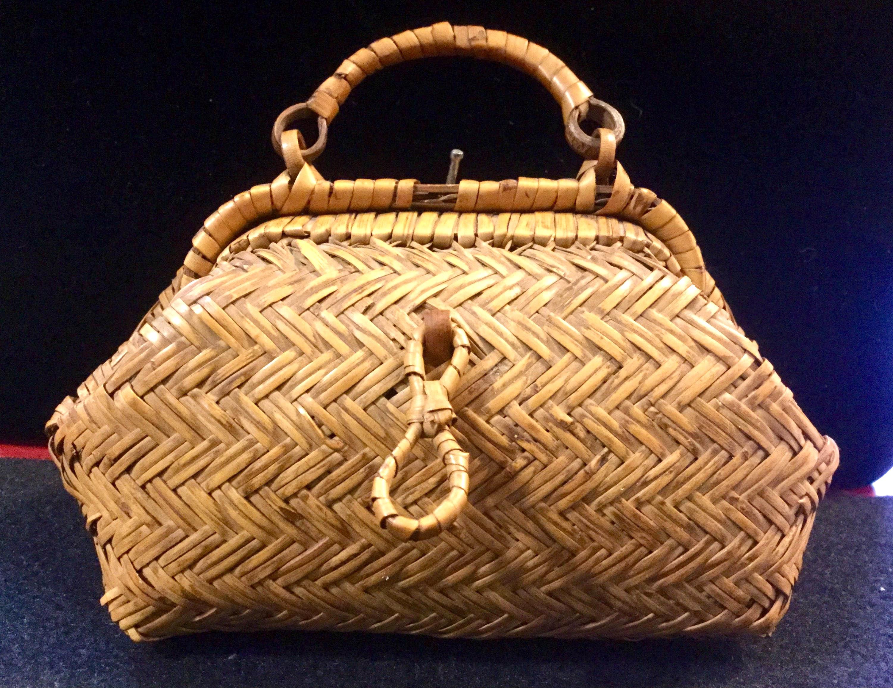 Grand panier vintage en osier peint - Forme de pêche - Décoration