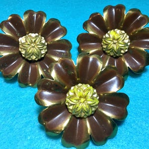 Curtain Tieback-Tie Back/Floral Holdback/Daisy Flower/Brown Metal/Kitchen Window Decor/3 Piece SET/Vintage 1940s