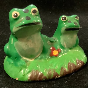 Frog Figurine-Knick Knack/Taiwan/Green Hand-Painted Ceramic/Fairy Garden-Terrarium Decor/Small-Miniature/Vintage