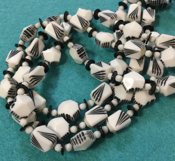 1960s Plastic Beaded Necklace/Black+White/Lucite-… - image 3