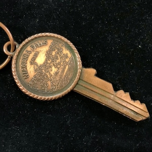 Niagara Falls Keyring-Keychain/Canada Souvenir/Copper/Large 3.5”/Vintage Mid-Century 1950s