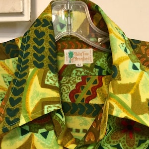 1970 Mens Hawaiian Shirt &quot;Palm Tree of Branford&quot; Green Graphic Print/Button-Up/Short-Sleeve/Polyester/Dagger Collar/Large (Chest 49”)Vintage