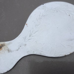 Pu&ograve; includere: Vassoio da portata in ceramica bianca con una forma unica e asimmetrica e un design floreale scolpito. Il vassoio ha una superficie leggermente strutturata e un aspetto usurato.