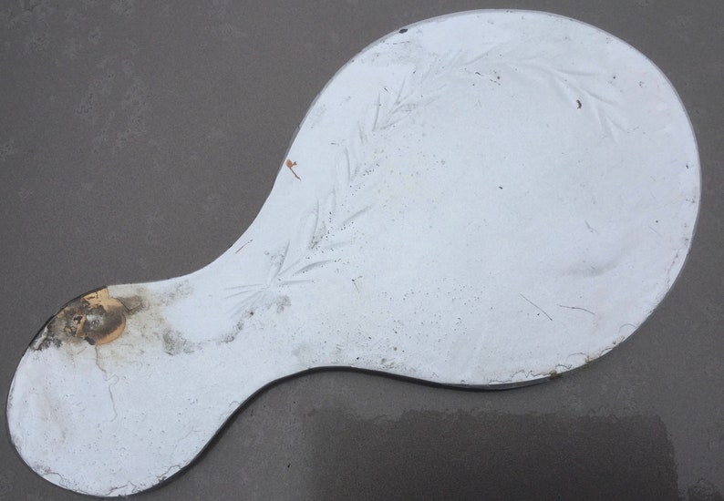 Pu&ograve; includere: Vassoio da portata in ceramica bianca con una forma unica e asimmetrica e un design floreale scolpito. Il vassoio ha una superficie leggermente strutturata e un aspetto usurato.