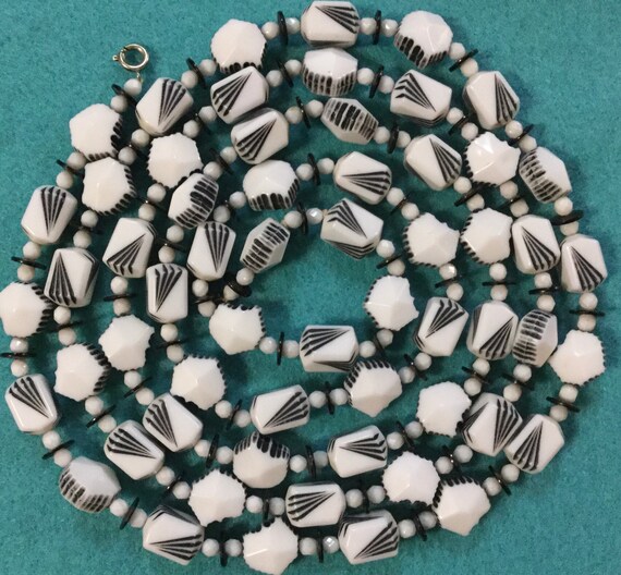 1960s Plastic Beaded Necklace/Black+White/Lucite-… - image 5