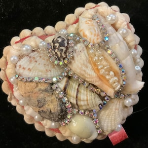 Shell Heart Box-Jewelry Box-Trinket Box-Ring Box/Beaded/Seashell Encrusted/Valentine/Small-Miniature 2.5x2.75”/Handmade/Vintage 1950s