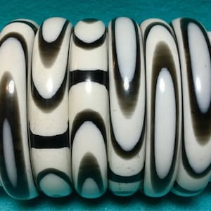SALE—-1960s Bangle Bracelet/Plastic-Acrylic-Lucite/Best Plastics/Black+White Zebra Stripe Moire/Animal Print/Chunky/6pc SET Vintage