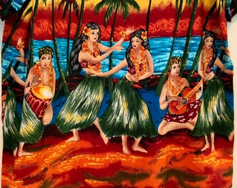Könnte beinhalten: Ein farbenfrohes Hawaii-Hemd mit einem tropischen Druck, der Hula-Tänzerinnen, Palmen und eine Strandszene zeigt. Das Hemd hat ein rotes, orangefarbenes, gelbes, grünes und blaues Farbschema.