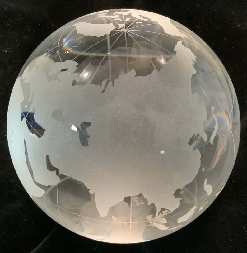 Op de afbeelding: Een matglazen globe met een gedetailleerde gegraveerde wereldkaart. De globe is helder en heeft een witte matte afwerking.