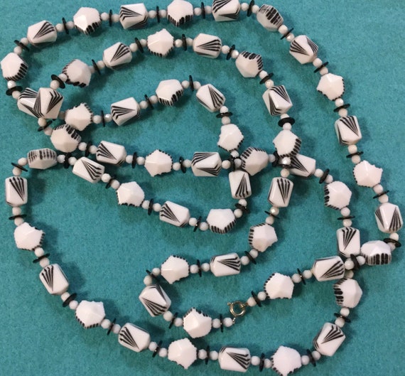 1960s Plastic Beaded Necklace/Black+White/Lucite-… - image 7