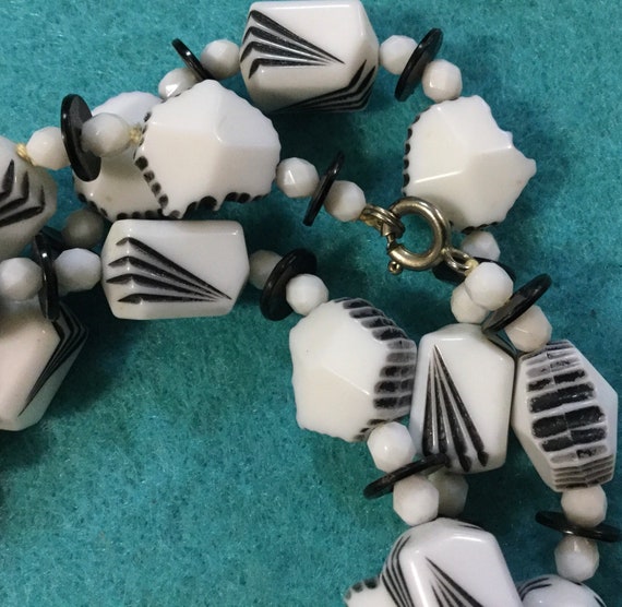 1960s Plastic Beaded Necklace/Black+White/Lucite-… - image 9