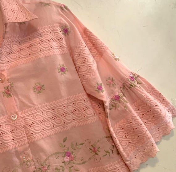 Peasant Blouse-Crop Top/Pink Floral Embroidered Eyelet Lace/Cottagecore/Cotton//Spring-Summer/Woman Size 40 (chest 36”) Vintage