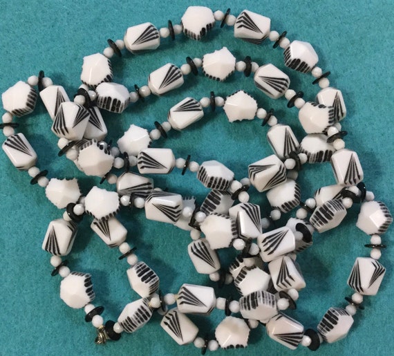 1960s Plastic Beaded Necklace/Black+White/Lucite-… - image 6