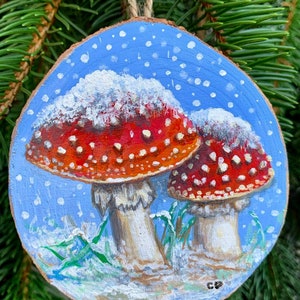 Ornamento/dipinto di funghi innevati