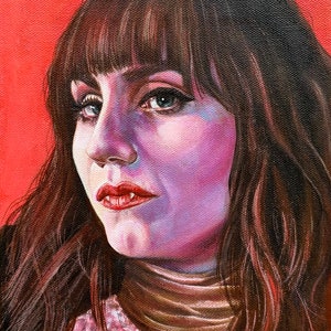 Puede incluir: Una pintura de una mujer con el pelo largo y castaño y flequillo. Lleva una blusa de encaje rosa y blanco y tiene una expresión suave y cálida en su rostro. El fondo es de color rojo sólido.