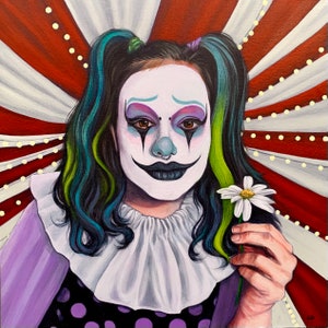 Könnte beinhalten: Ein Gemälde eines Clowns mit grün-blauem Haar, der ein lila-weißes Kostüm mit Punkten trägt. Der Clown hält eine weiße Gänseblümchen und hat einen traurigen Gesichtsausdruck.
