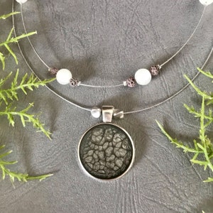 Ketting, handgemaakte hanger ketting, 2 kralen strengen, grijs en zwart pebeo in hars, in een zilveren basisframe, cadeau voor vrouwen, gratis verzending