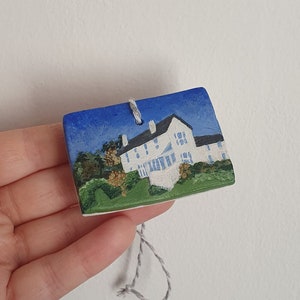 Peinture miniature de carte postale | Ornement 2024 personnalisé | Argile pour portrait de maison | Cadeau de voyage pour la maison| Sur mesure | Céramique faite main | Becka Higham