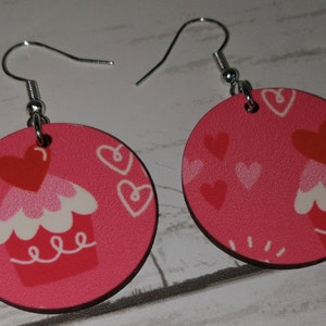 Różne kolczyki sublimacyjne: babeczka, serce lub kwiaty