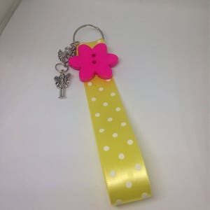黄色とピンクの花とチャームのキーホルダー