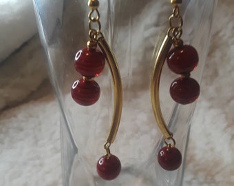 Boucles d'oreilles pendantes dorées et bordeaux et noires