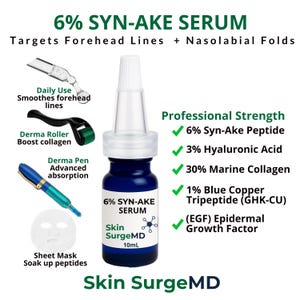 Op de afbeelding: Een blauwe glazen fles van 6% Syn-Ake Serum met een witte druppelaar. Het etiket bevat de tekst "Skin SurgeMD" en "10ml". De afbeelding toont ook een dermaroller, dermapen en gezichtsmasker. De tekst luidt "Richt zich op voorhoofdslijnen + nasolabiale plooien".