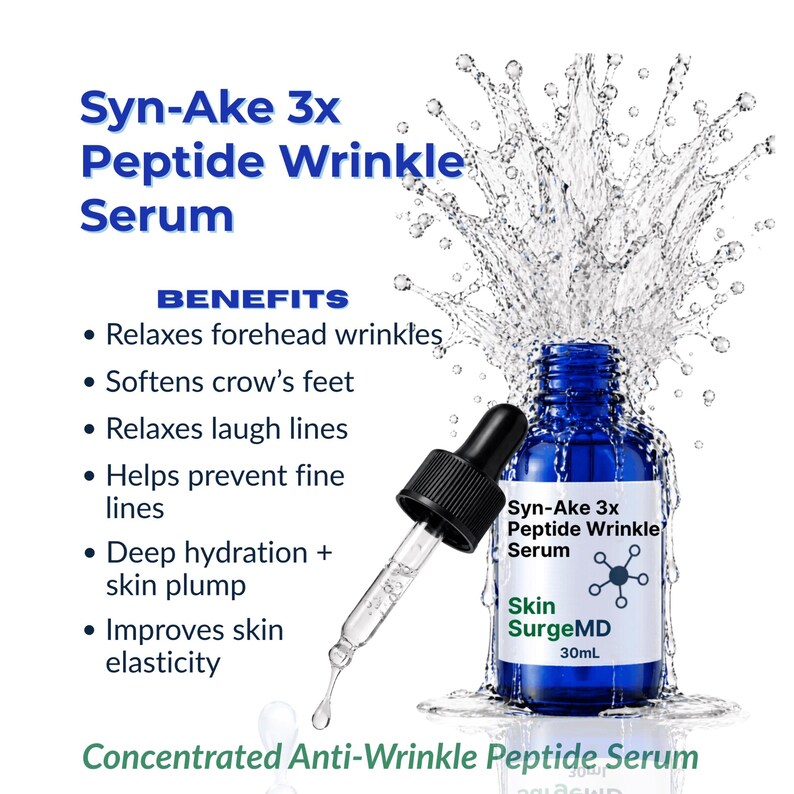 Op de afbeelding: Een blauwe glazen fles Syn-Ake 3x Peptide Wrinkle Serum met een zwarte druppeldop. Het etiket vermeldt Syn-Ake 3x Peptide Wrinkle Serum, Skin SurgeMD en 30ml. Een waterspat-effect omringt de fles en een lijst met voordelen wordt weergegeven.