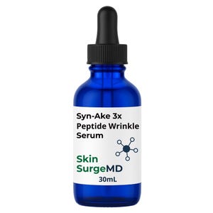 Op de afbeelding: Een kobaltblauwe glazen fles met een zwarte druppeldop die 30ml vloeistof bevat. Het witte etiket bevat de zwarte tekst Syn-Ake 3x Peptide Wrinkle Serum, een donkerblauw moleculair icoon en de groene en zwarte tekst Skin SurgeMD.