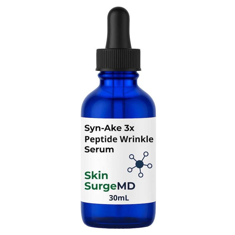 Op de afbeelding: Een kobaltblauwe glazen fles met een zwarte druppeldop die 30ml vloeistof bevat. Het witte etiket bevat de zwarte tekst Syn-Ake 3x Peptide Wrinkle Serum, een donkerblauw moleculair icoon en de groene en zwarte tekst Skin SurgeMD.