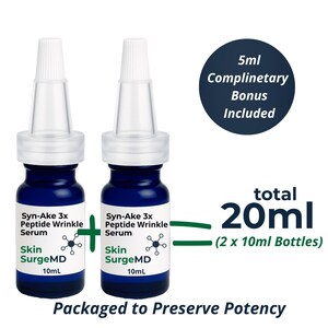 Op de afbeelding: Twee blauwe glazen flesjes Syn-Ake 3x Peptide Wrinkle Serum van Skin SurgeMD, elk met 10ml inhoud. De set bevat een gratis bonus van 5ml, voor een totaal van 20ml. De flesjes hebben witte doppen en labels met de tekst Packaged to Preserve Potency.