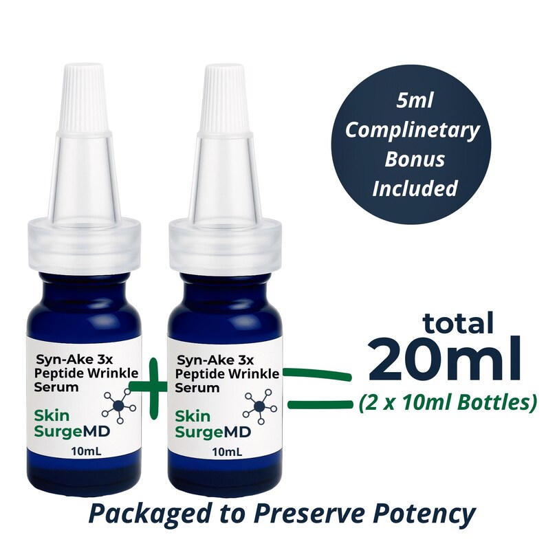 Op de afbeelding: Twee blauwe glazen flesjes Syn-Ake 3x Peptide Wrinkle Serum van Skin SurgeMD, elk met 10ml inhoud. De set bevat een gratis bonus van 5ml, voor een totaal van 20ml. De flesjes hebben witte doppen en labels met de tekst Packaged to Preserve Potency.