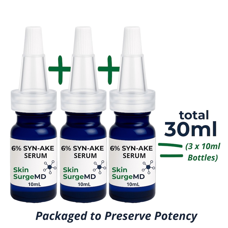 Op de afbeelding: Drie blauwe serumflessen met witte druppelaars. Elke fles is gelabeld met "6% SYN-AKE SERUM" en "Skin SurgeMD 10mL". De afbeelding bevat ook de tekst "totaal 30ml (3 x 10ml Bottles)" en "Packaged to Preserve Potency".