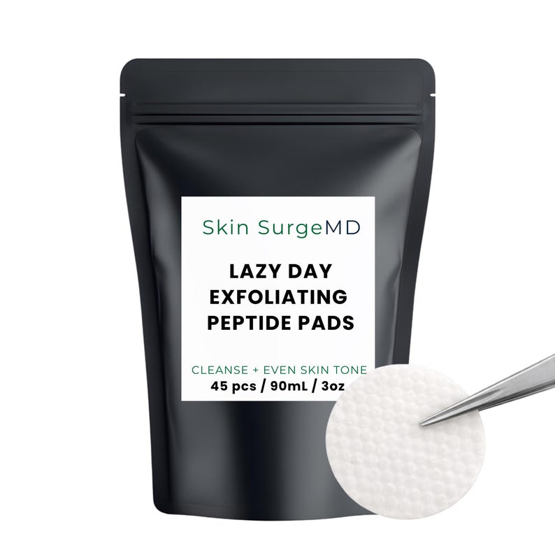 Może przedstawiać: Czarna torebka z napisem "Skin SurgeMD" i "LAZY DAY EXFOLIATING PEPTIDE PADS". Tekst zawiera r&oacute;wnież "CLEANSE + EVEN SKIN TONE" i "45 szt. / 90ml / 3oz". Biała podkładka złuszczająca jest trzymana przez pęsetę.