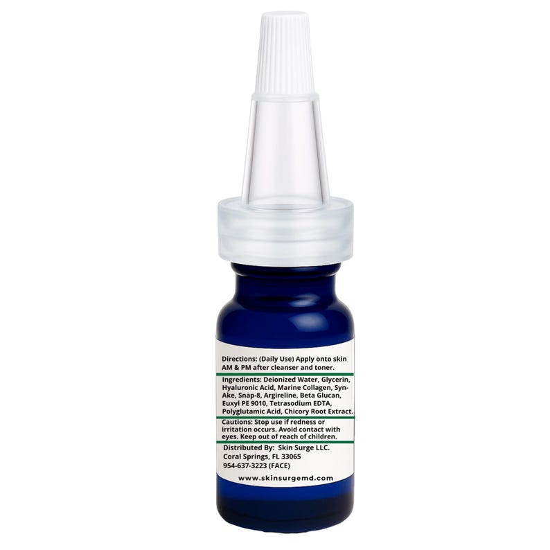 Op de afbeelding: Een kleine kobaltblauwe glazen fles met een witte, puntige druppeldop. Het etiket bevat witte tekst op een blauwe achtergrond, met instructies, ingredi&euml;nten zoals hyaluronzuur en marien collageen, waarschuwingen en de website skinsurgmd.com.