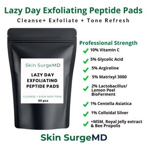 Może przedstawiać: Czarna saszetka "Lazy Day Exfoliating Peptide Pads" od Skin SurgeMD. Etykieta głosi "Cleanse + Even Skin Tone" i "60 szt." Opis produktu zawiera 10% witaminy C, 5% kwasu glikolowego i inne składniki.