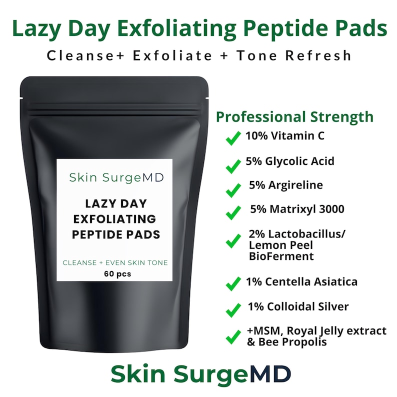 Może przedstawiać: Czarna saszetka "Lazy Day Exfoliating Peptide Pads" od Skin SurgeMD. Etykieta głosi "Cleanse + Even Skin Tone" i "60 szt." Opis produktu zawiera 10% witaminy C, 5% kwasu glikolowego i inne składniki.