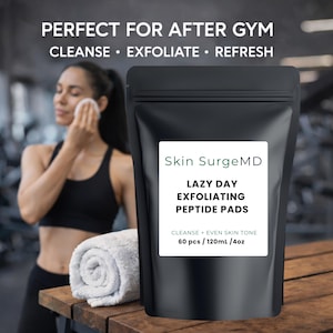 Może przedstawiać: Czarna torebka z białą etykietą z napisem "Skin SurgeMD" i "LAZY DAY EXFOLIATING PEPTIDE PADS". Etykieta zawiera r&oacute;wnież "CLEANSE + EVEN SKIN TONE". Torebka leży na drewnianej powierzchni.