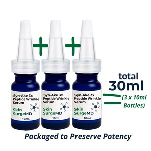 Op de afbeelding: Drie blauwe glazen flesjes Skin SurgeMD Syn-Ake 3x Peptide rimpelserum, elk met 10ml voor een totaal van 30ml. De flesjes hebben witte etiketten met zwarte tekst, een moleculaire afbeelding en doorzichtige, puntige applicatordoppen.