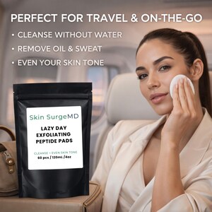 Może przedstawiać: Czarna saszetka Skin SurgeMD Lazy Day Exfoliating Peptide Pads. Etykieta głosi "CLEANSE + EVEN SKIN TONE" i "60 szt. / 120ml / 120ml." Kobieta używa wacika na twarzy. Tekst na g&oacute;rze brzmi "PERFECT FOR TRAVEL & ON-THE-GO."